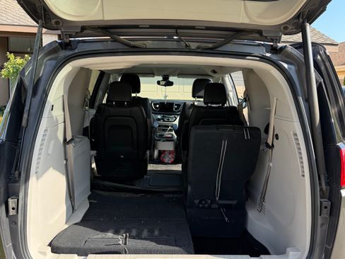 Used 2017 Chrysler Pacifica Touring-L FWD image 11