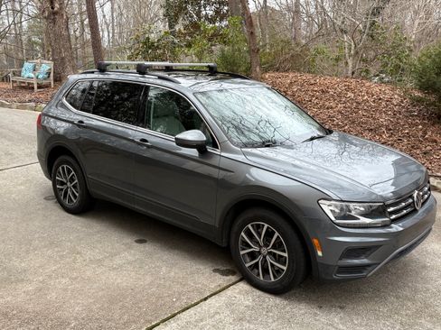Used 2019 Volkswagen Tiguan SE w/ Panoramic Sunroof Package image 2