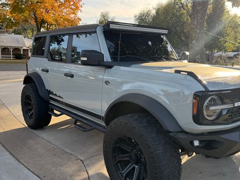 Used 2022 Ford Bronco Wildtrak image 2