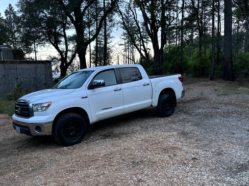 Used 2012 Toyota Tundra 4x4 CrewMax w/ Tow Pkg image 10
