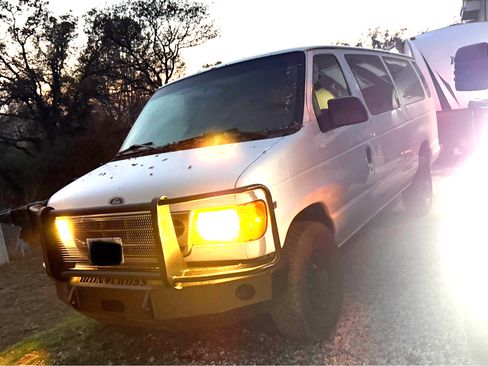 Used 2002 Ford E-350 and Econoline 350 Club Wagon image 11