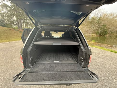 Used 2017 Land Rover Range Rover HSE image 18