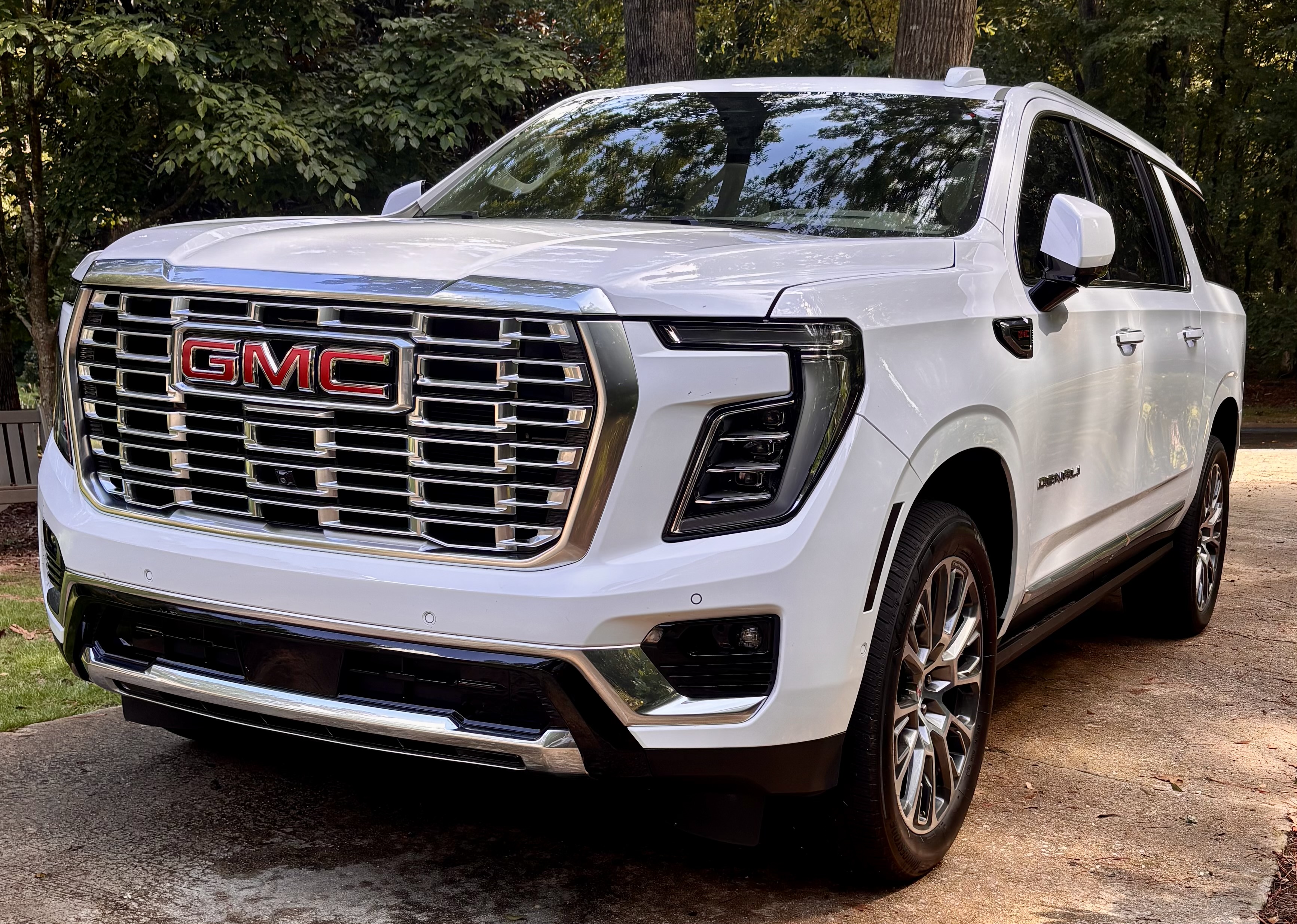 Used 2025 GMC Yukon XL Denali w/ Sun & Power Step Package RWD image 2