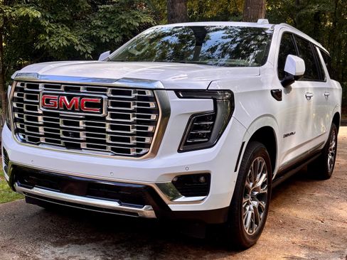 Used 2025 GMC Yukon XL Denali w/ Sun & Power Step Package RWD image 2