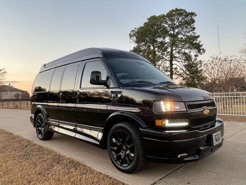 Used 2024 Chevrolet Express 2500 w/ Driver Convenience Package image 12