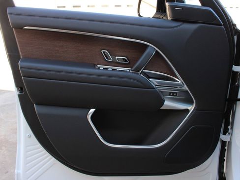 Used 2024 Land Rover Range Rover SE image 12