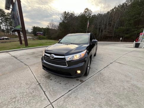 Used 2015 Toyota Highlander XLE AWD/4WD image 2