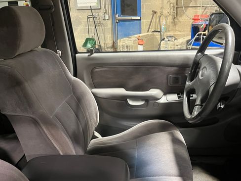 Used 2001 Toyota Tacoma Limited image 13