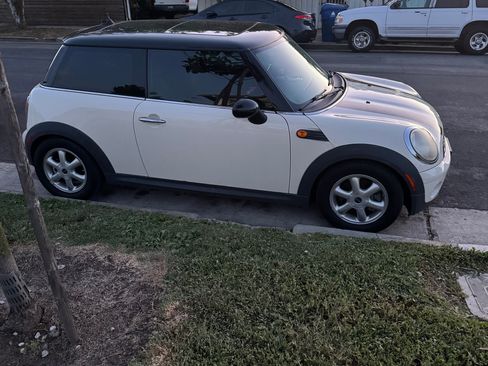 Used 2010 MINI Cooper Hardtop FWD image 1