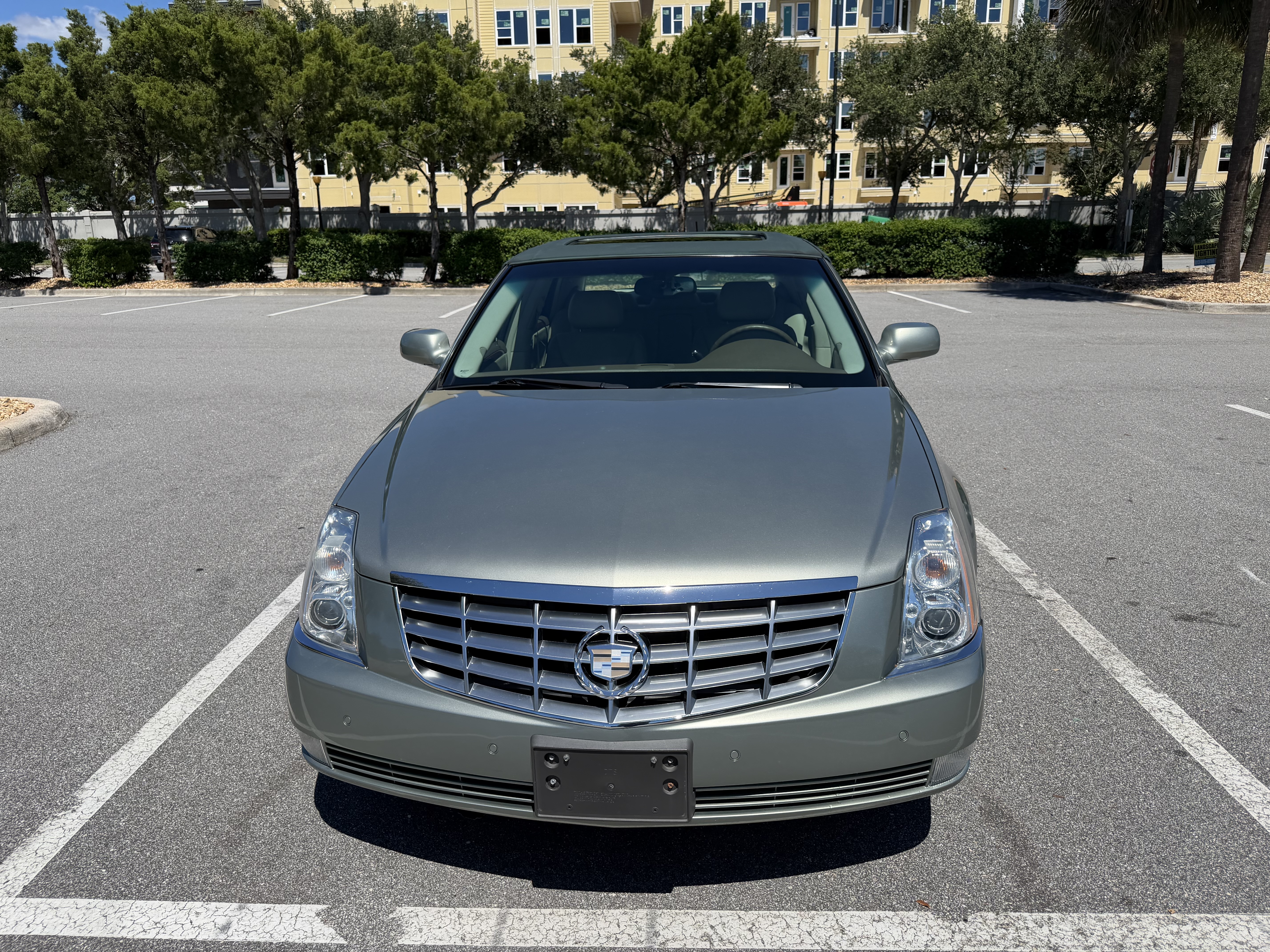 Used 2006 Cadillac DTS w/ Sun And Sound Package FWD image 2