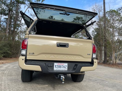 Used 2020 Toyota Tacoma TRD Sport image 8