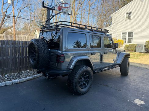 Used 2019 Jeep Wrangler Unlimited Sahara image 4