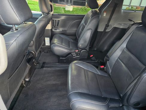Used 2017 Toyota Sienna SE image 11