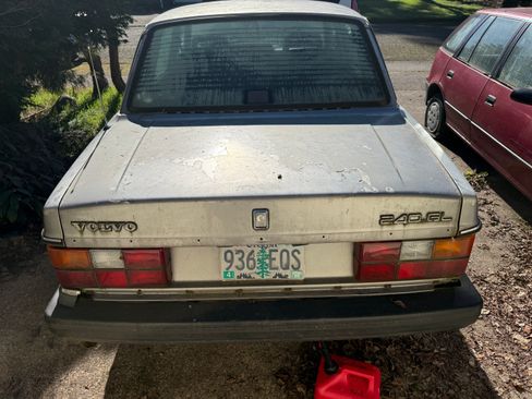 Used 1992 Volvo 240 Sedan RWD image 4