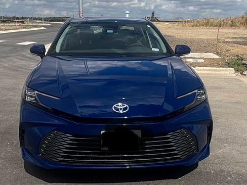 Used 2025 Toyota Camry XLE image 4