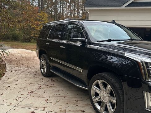 Used 2018 Cadillac Escalade Premium Luxury image 5