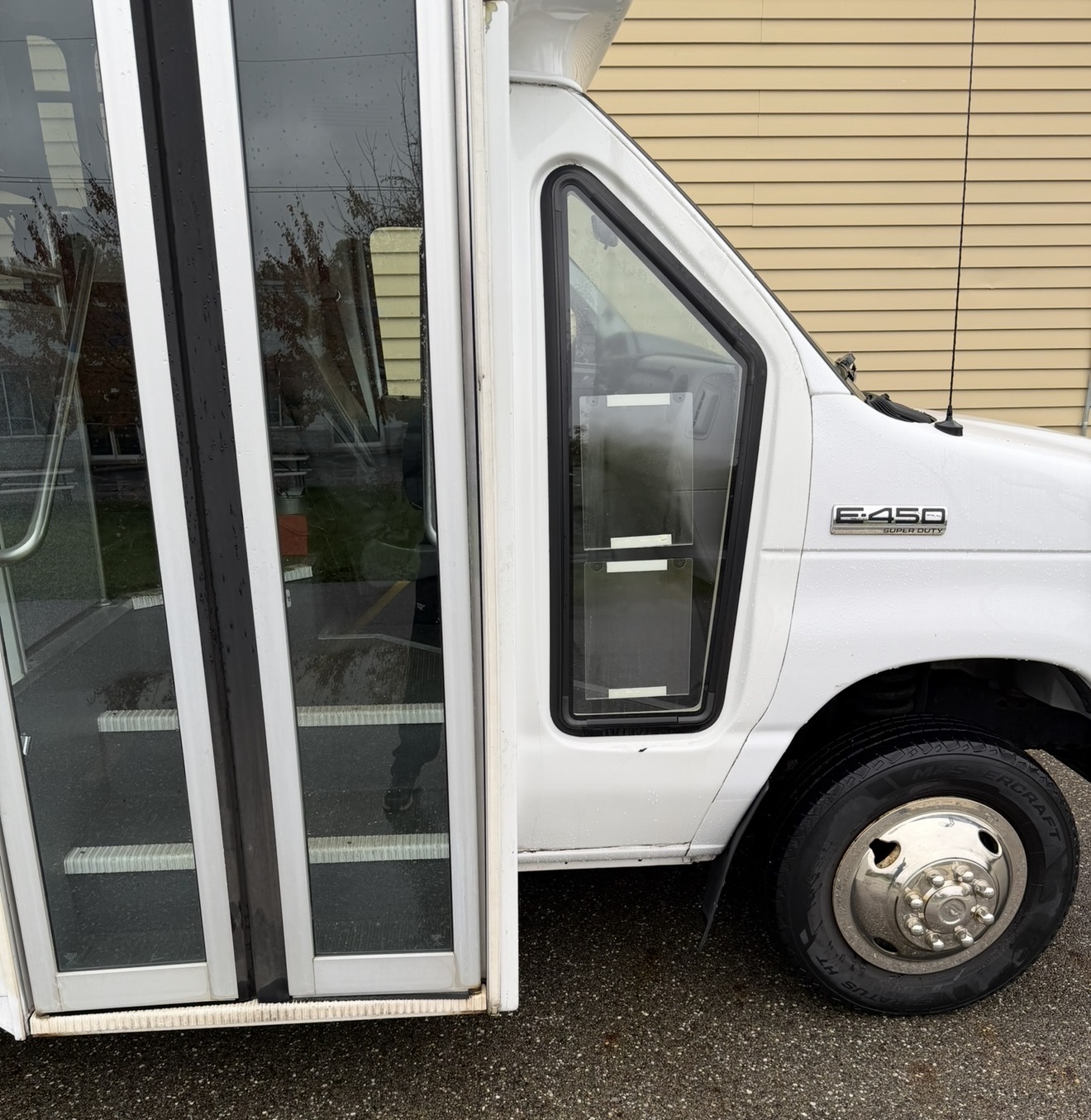 Used 2016 Ford E-450 and Econoline 450 Super Duty w/ Shuttle Bus Prep Package RWD image 31