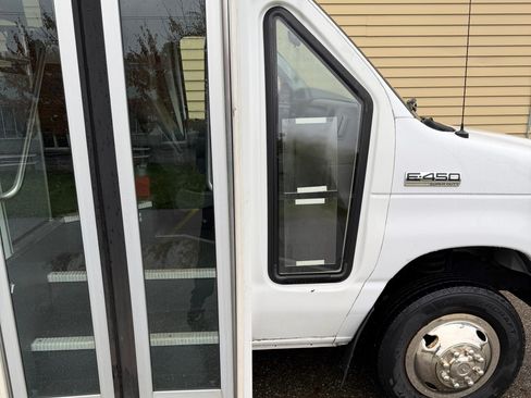 Used 2016 Ford E-450 and Econoline 450 Super Duty w/ Shuttle Bus Prep Package RWD image 31