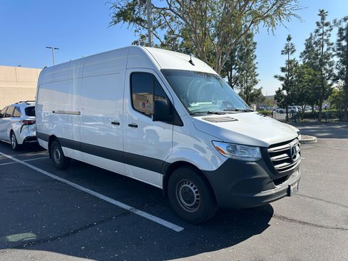 Used 2025 Mercedes-Benz Sprinter 2500 image 1