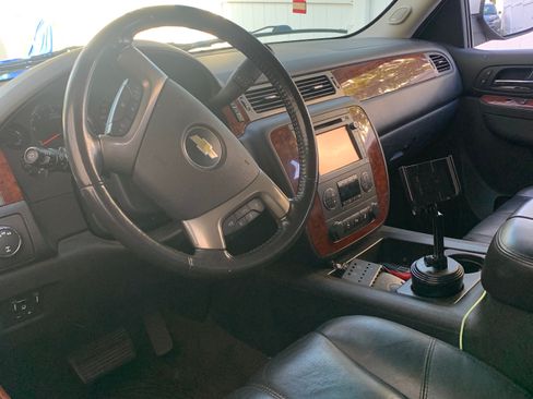 Used 2012 Chevrolet Suburban LT image 16