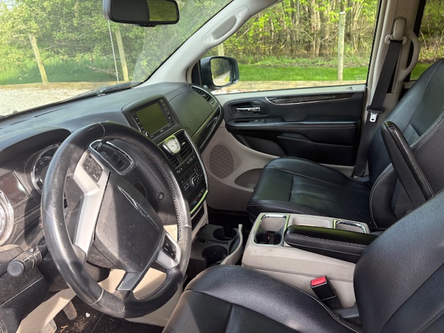 Used 2014 Chrysler Town & Country Touring FWD image 4