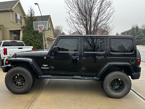 Used 2015 Jeep Wrangler Unlimited Sahara w/ Dual Top Group image 17