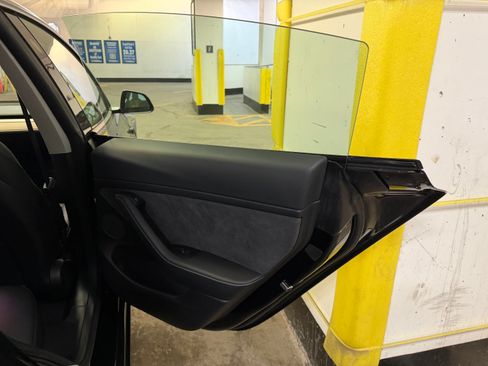 Used 2021 Tesla Model 3 Performance image 23