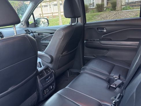 Used 2018 Honda Pilot Touring image 10