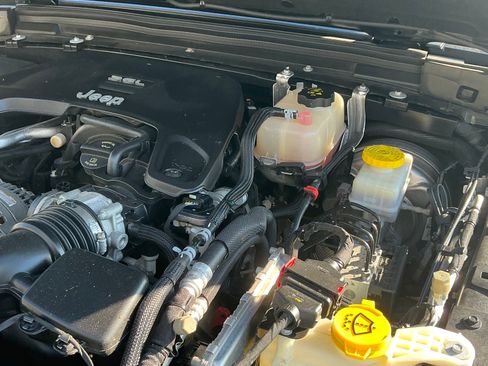 Used 2019 Jeep Wrangler Unlimited Sahara w/ Uconnect 4C Nav & Sound Group AWD/4WD image 14