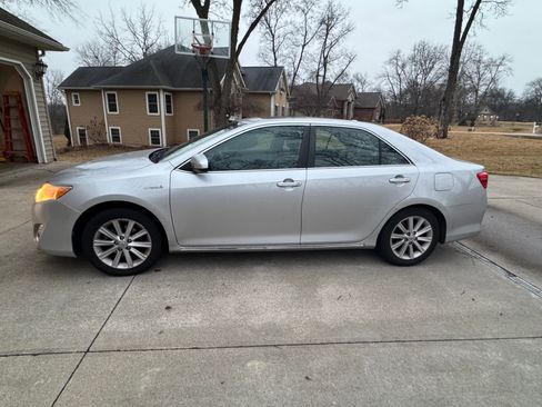Used 2013 Toyota Camry XLE w/ Leather Pkg image 2