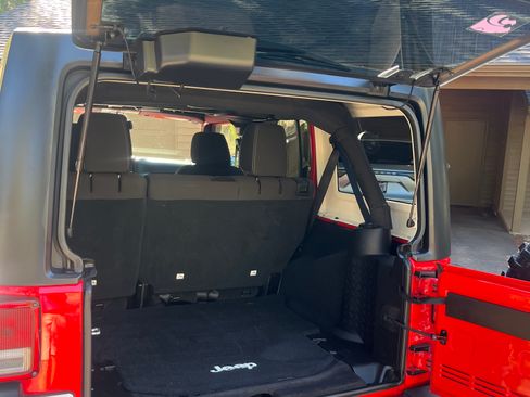 Used 2015 Jeep Wrangler Unlimited Rubicon w/ Connectivity Group image 11