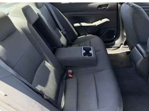 Used 2024 Nissan Altima 2.5 SV FWD image 8