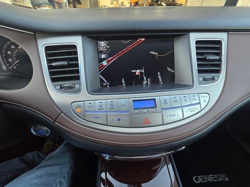 Used 2009 Hyundai Genesis 3.8 w/ Technology Pkg 4 RWD image 18