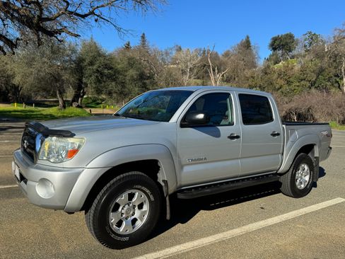 Used 2005 Toyota Tacoma PreRunner image 2