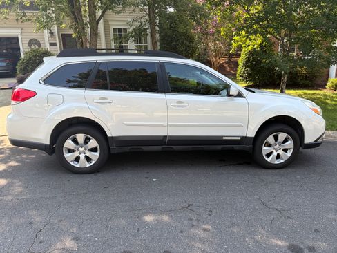 Used 2011 Subaru Outback 2.5i Premium AWD/4WD image 4