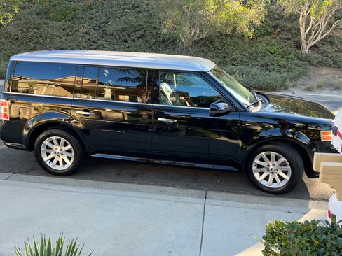 Used 2009 Ford Flex SEL image 2