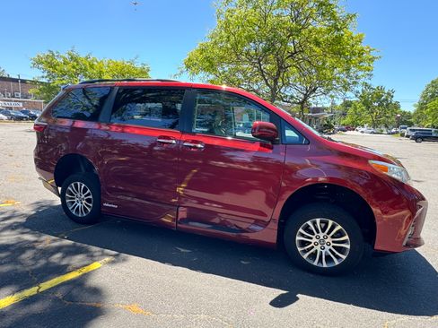 Used 2019 Toyota Sienna XLE w/ XLE Navigation Package FWD image 16