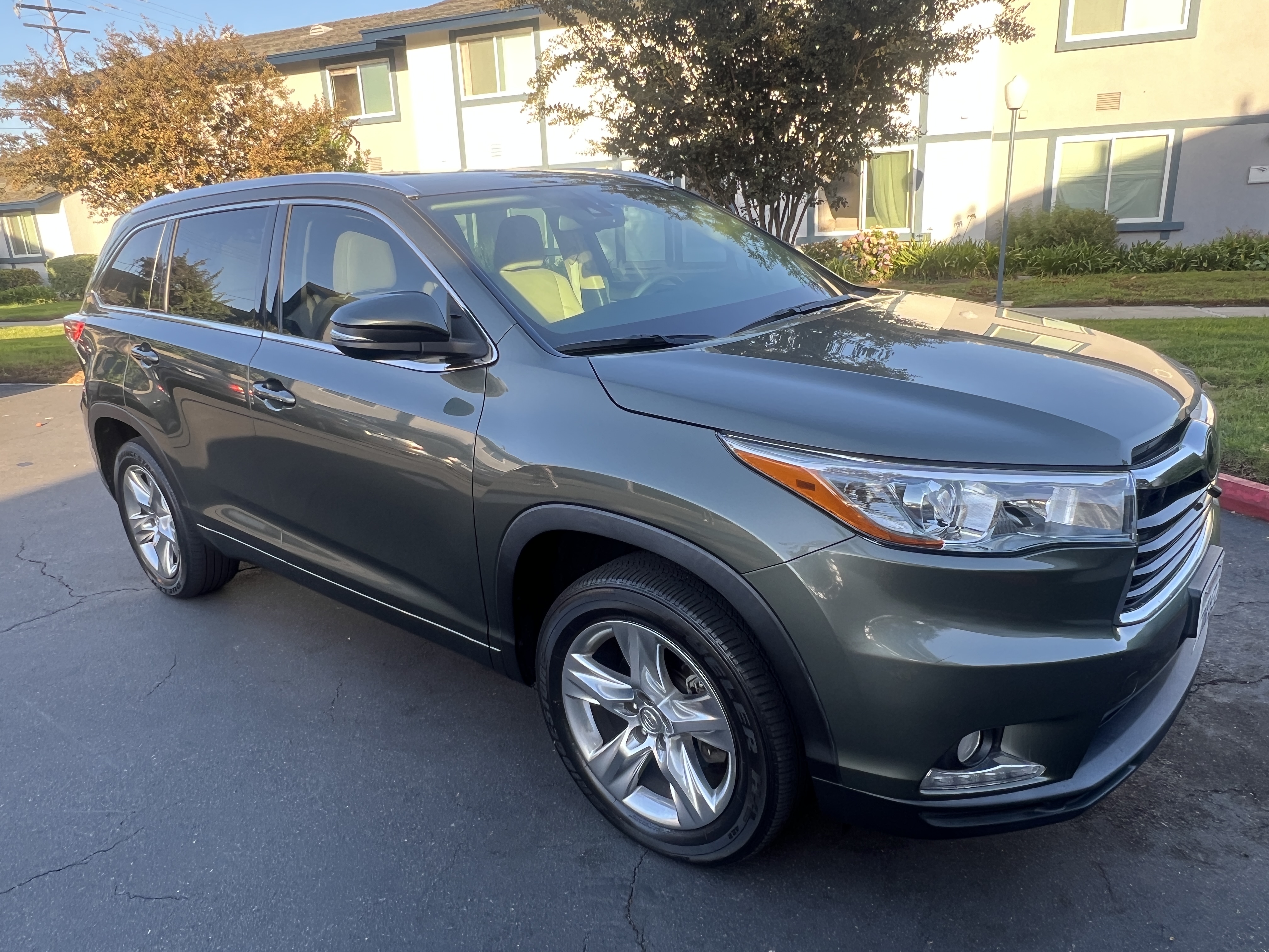 Used 2014 Toyota Highlander Limited w/ Driver Technology Package FWD image 2