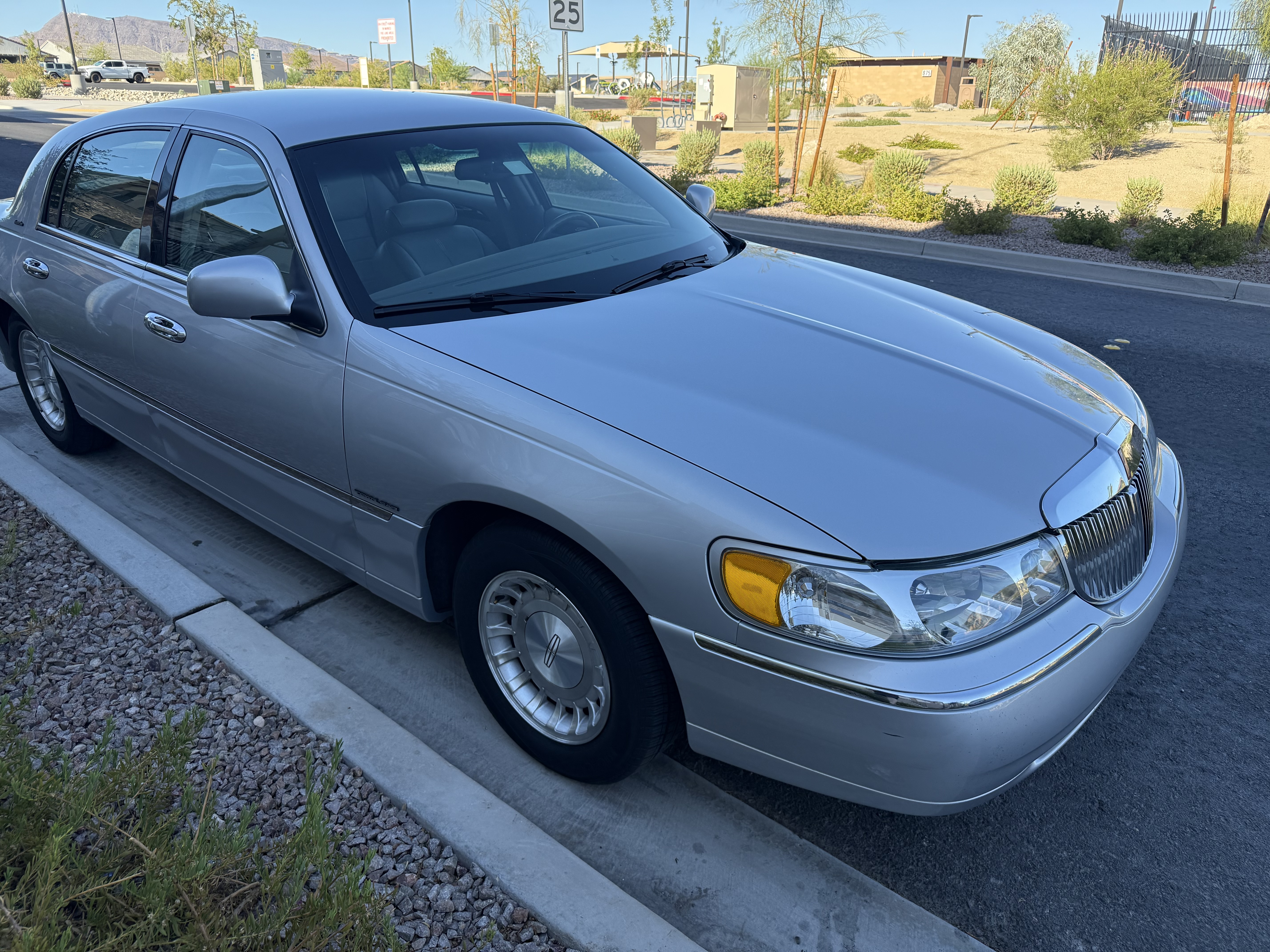 Used 2001 Lincoln Town Car Executive RWD image 2