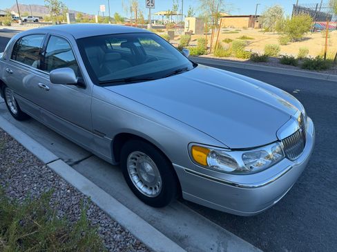 Used 2001 Lincoln Town Car Executive RWD image 2