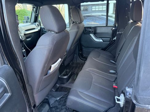 Used 2016 Jeep Wrangler Unlimited Sahara image 10