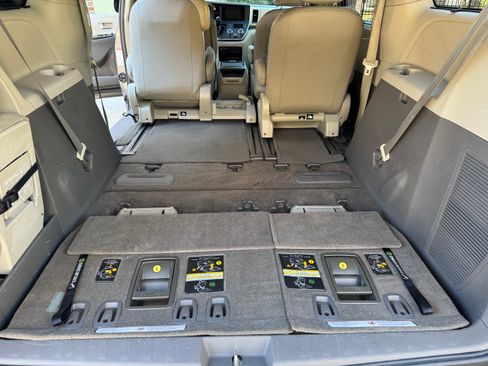 Used 2016 Toyota Sienna XLE image 21