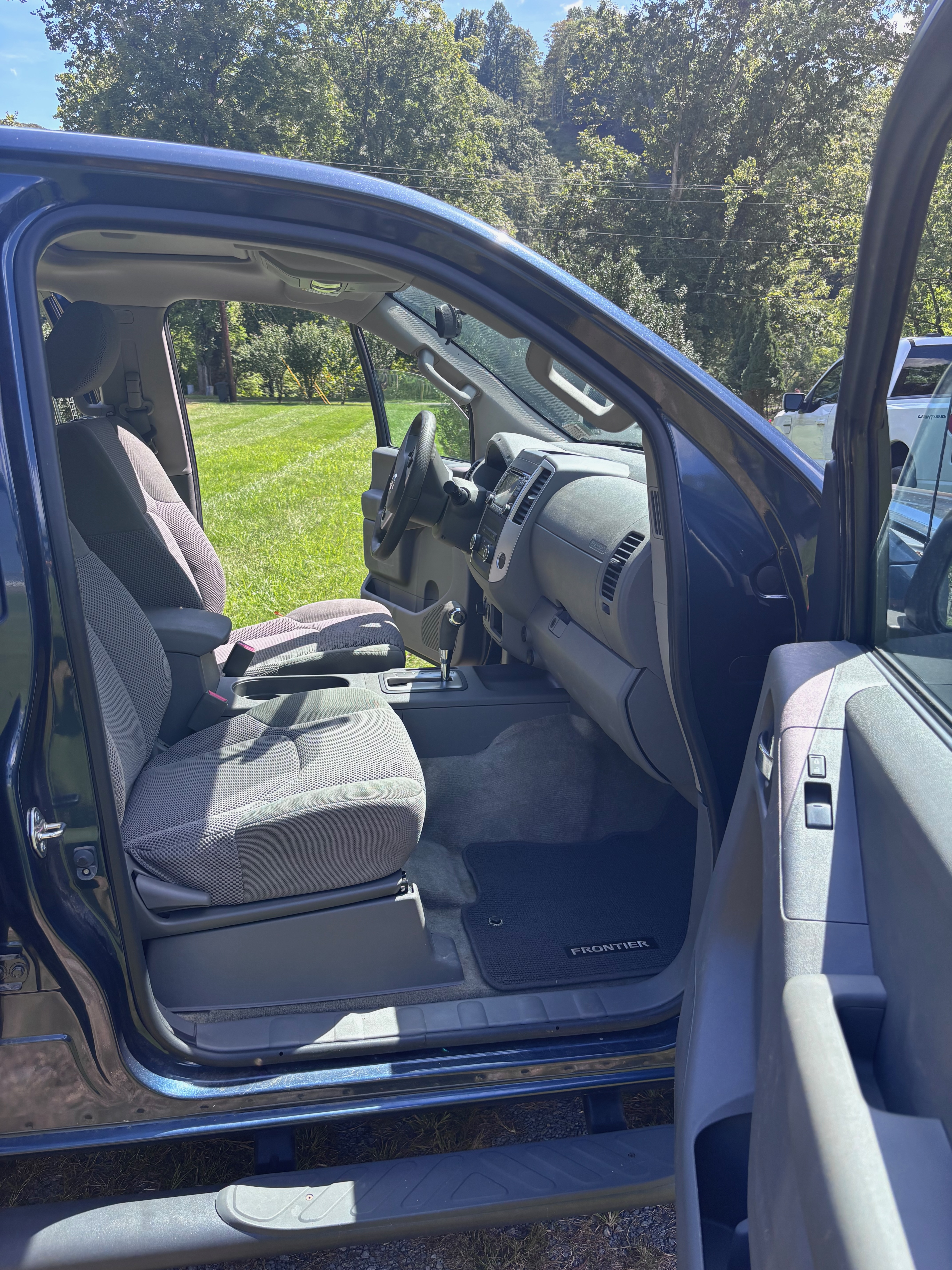 Used 2017 Nissan Frontier SV w/ Moonroof Package AWD/4WD image 16