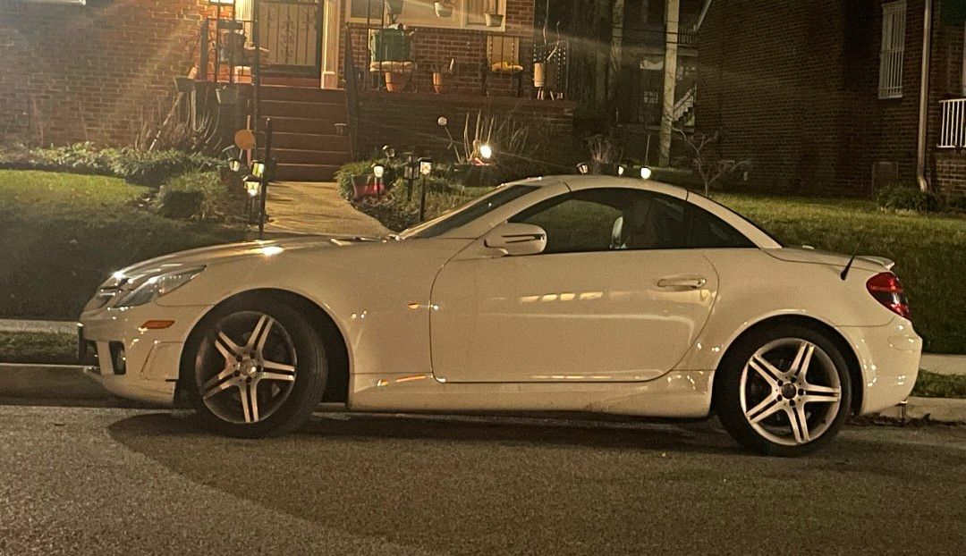 Used 2011 Mercedes-Benz SLK 350 image 1