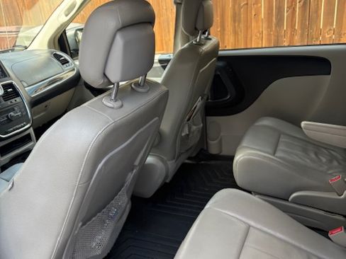 Used 2013 Chrysler Town & Country Touring image 12