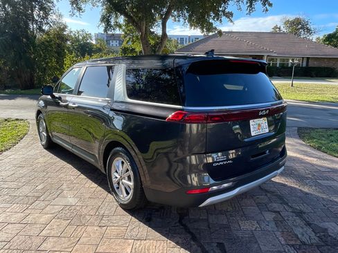 Used 2023 Kia Carnival LX image 8