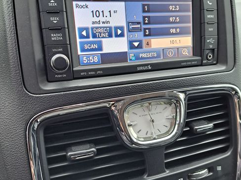 Used 2013 Chrysler Town & Country Touring-L w/ Entertainment Group #2 image 9