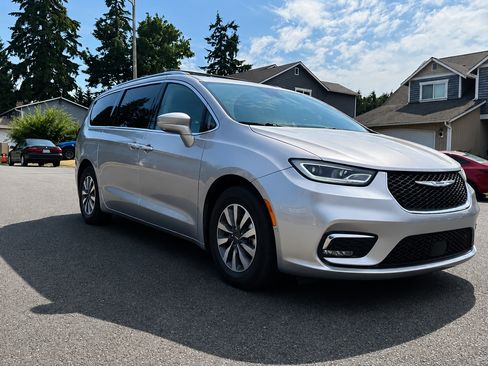 Used 2021 Chrysler Pacifica Touring-L FWD image 1
