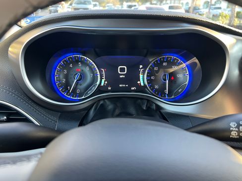 Used 2018 Chrysler Pacifica Limited w/ Tire & Wheel Group image 2