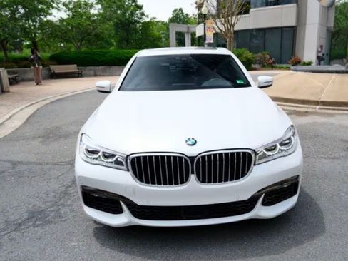 Used 2019 BMW 750i w/ Executive Package RWD image 6